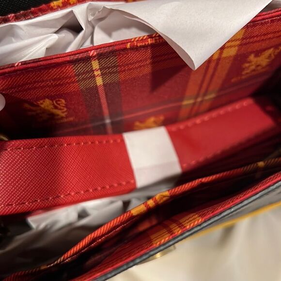 Loungefly Harry Potter Gryffindor House Crest Chain Crossbody Bag NWT 🦁 - Picture 8 of 10